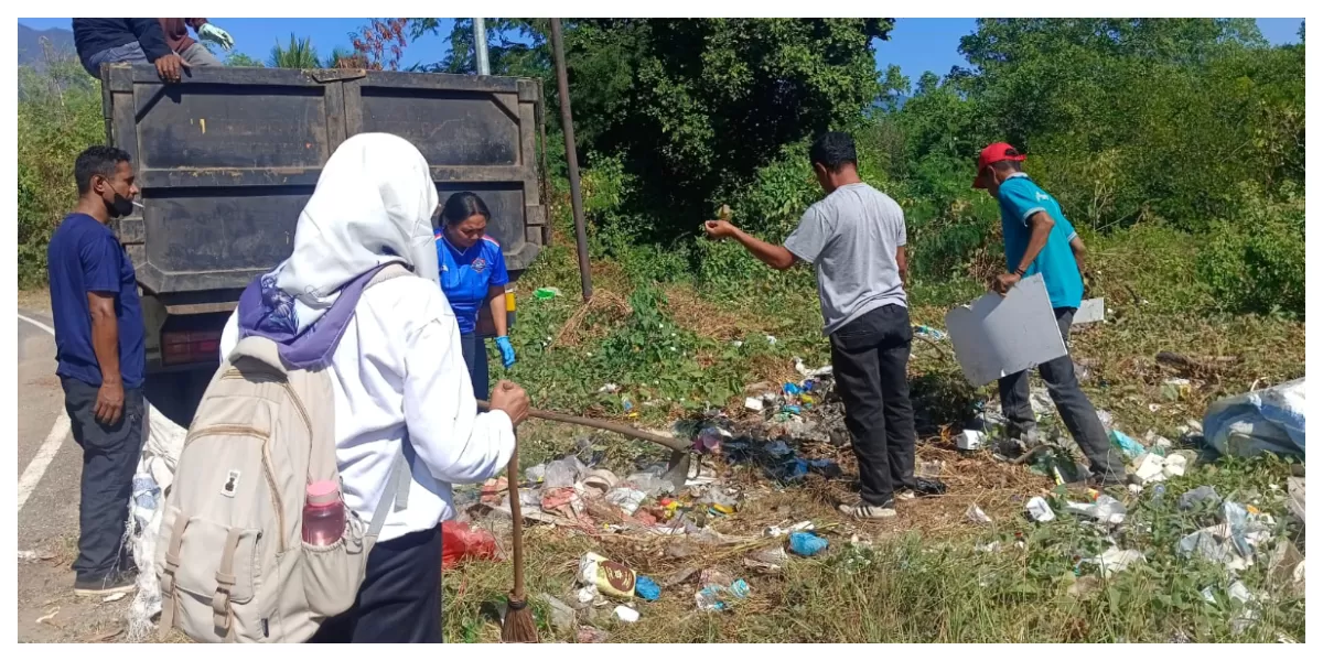 Petugas Dinas Lingkungan Hidup Flores Timur bersama personel TNI mengangkut tumpukan sampah dan membongkar TPS liar di jalur menuju Bandara Gewayantana Larantuka, Kamis (13/8/2026). (Foto/ ist)