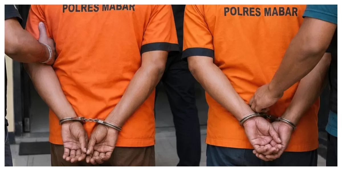 Ilustrasi dua tersangka yang digambarkan sedang dikawal petugas Reskrim menuju ruang tahanan Polres Manggarai Barat dalam kasus dugaan penganiayaan. (Foto/ ist)