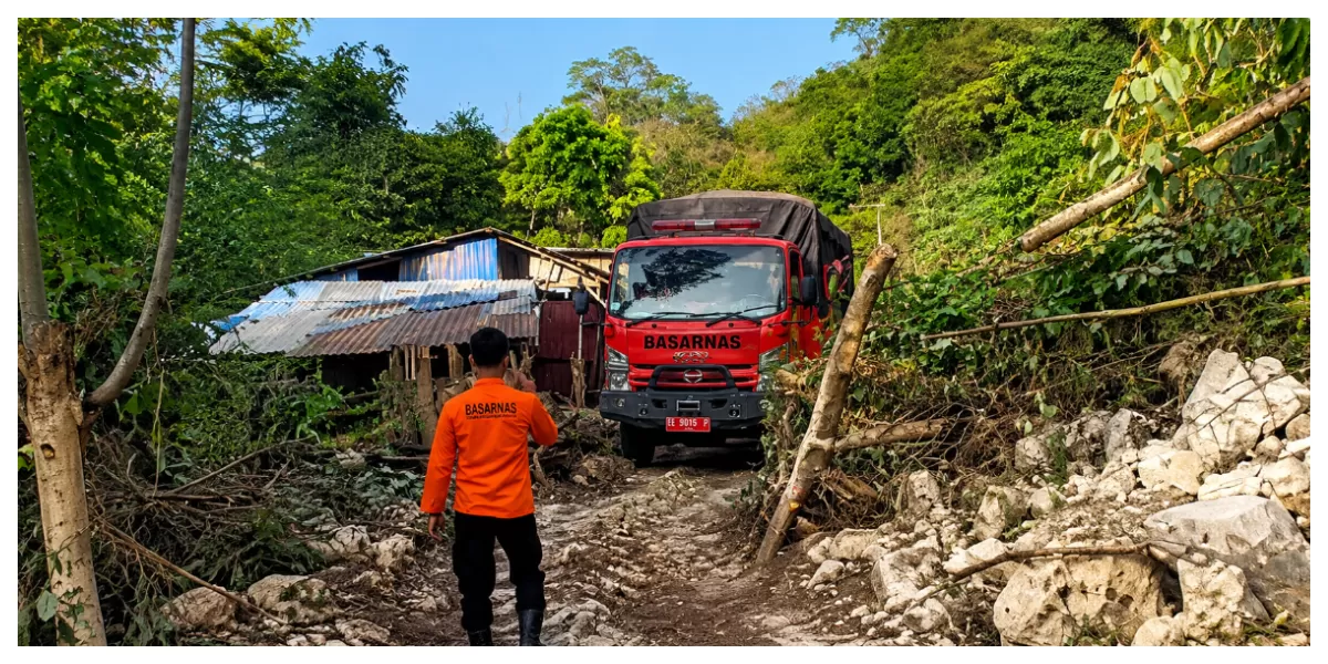 Tim Basarnas menyusuri jalur terdampak gempa dengan kendaraan operasional untuk mendukung pencarian dan pertolongan warga di wilayah Flores, Nusa Tenggara Timur.
