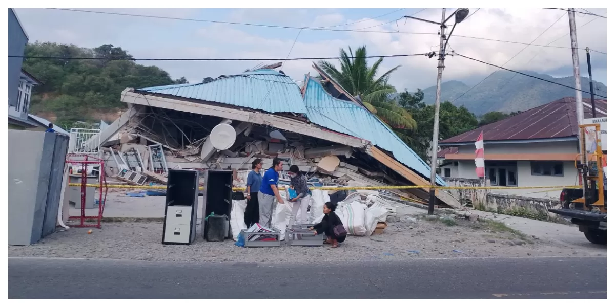  Staf BRI mengevakuasi aset dan dokumen kantor dari KCP Wae Reca yang ambruk akibat gempa bumi di Manggarai Timur. (Foto/ Yos Syukur)
