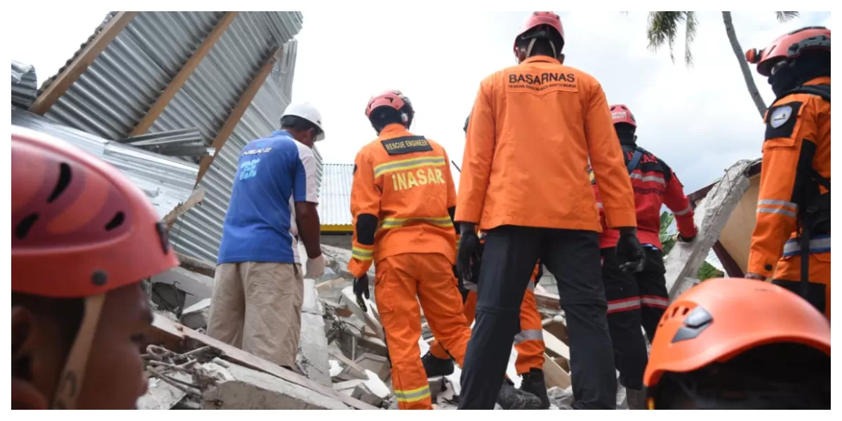 Tim SAR Gabungan melakukan proses evakuasi warga terdampak gempa menggunakan Helikopter Dauphin Basarnas untuk mendapatkan penanganan medis lebih lanjut.