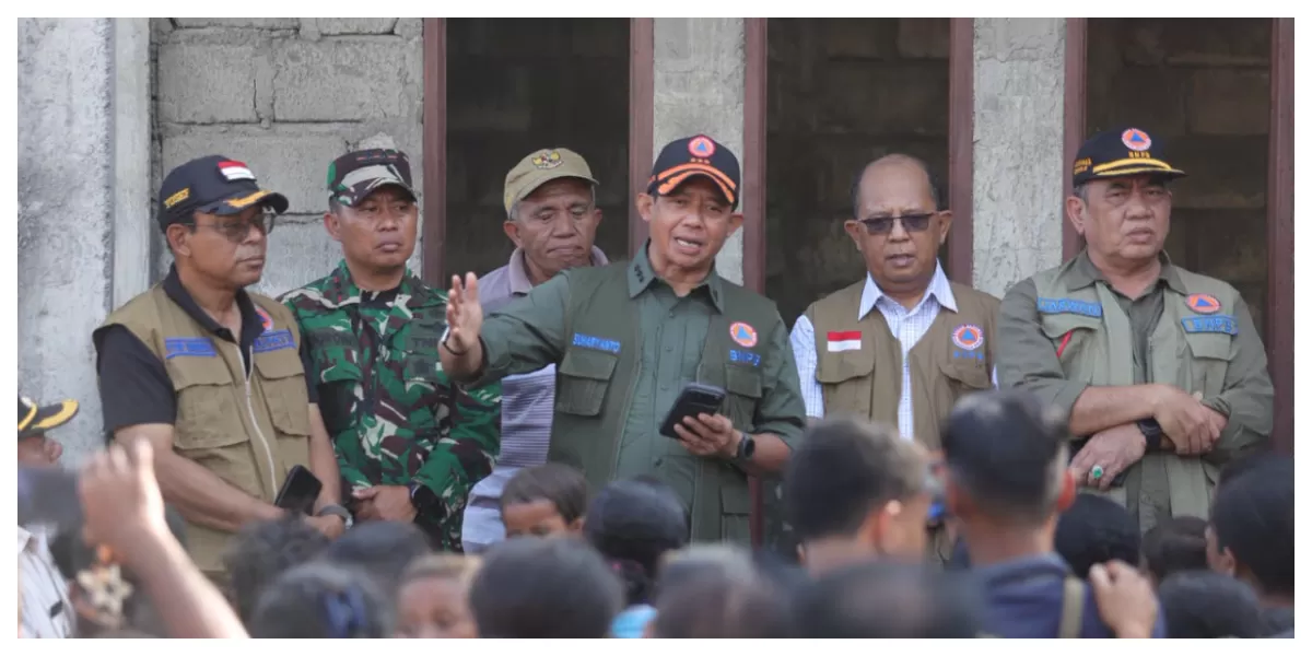 Kepala BNPB Suharyanto berdialog dengan warga terdampak gempa di Ende, Nusa Tenggara Timur, saat meninjau kondisi penyintas di lokasi terdampak.  (Foto/ ist)