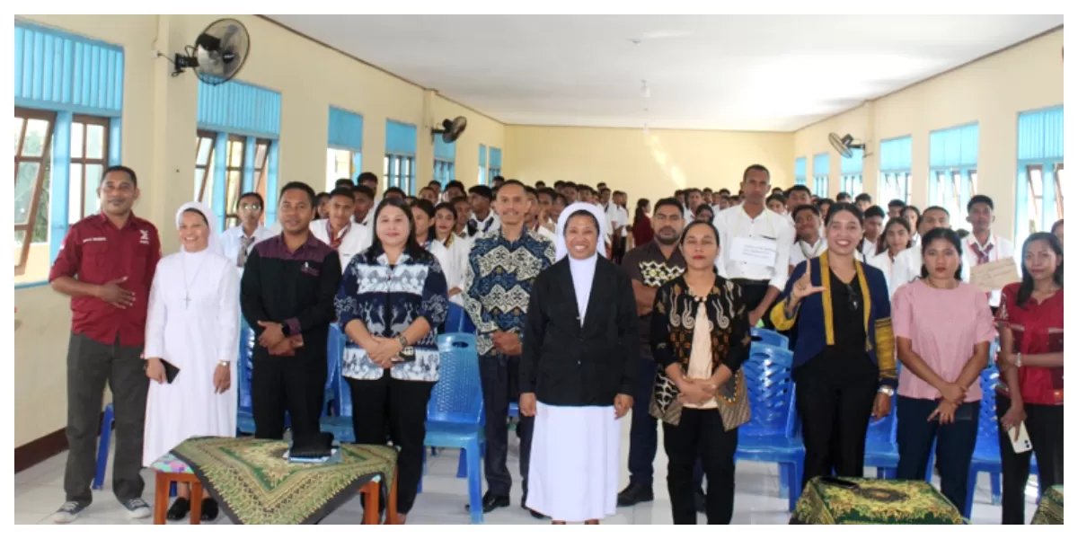 Jajaran pimpinan IKTL bersama mahasiswa baru berfoto usai pembukaan PKKMB 2026 di Kampus 1 IKTL, Larantuka, Kamis (20/8/2026). (Foto/ ist)