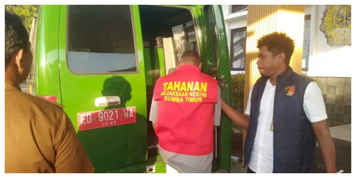Penyidik Subdit III Ditres PPA-PPO Polda NTT menyerahkan tersangka dan barang bukti kepada Kejaksaan Negeri Waingapu untuk proses hukum selanjutnya. (Foto TBN Polda NTT)