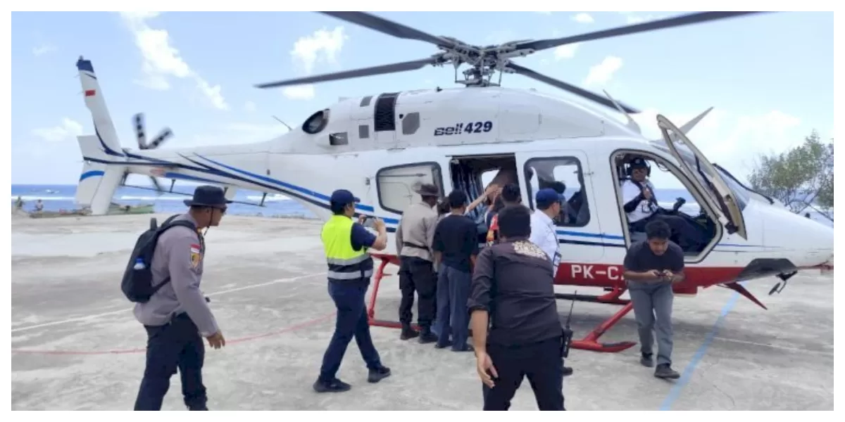 Petugas mengevakuasi dua warga terdampak gempa Palue menggunakan helikopter menuju Maumere untuk mendapatkan penanganan medis lanjutan.