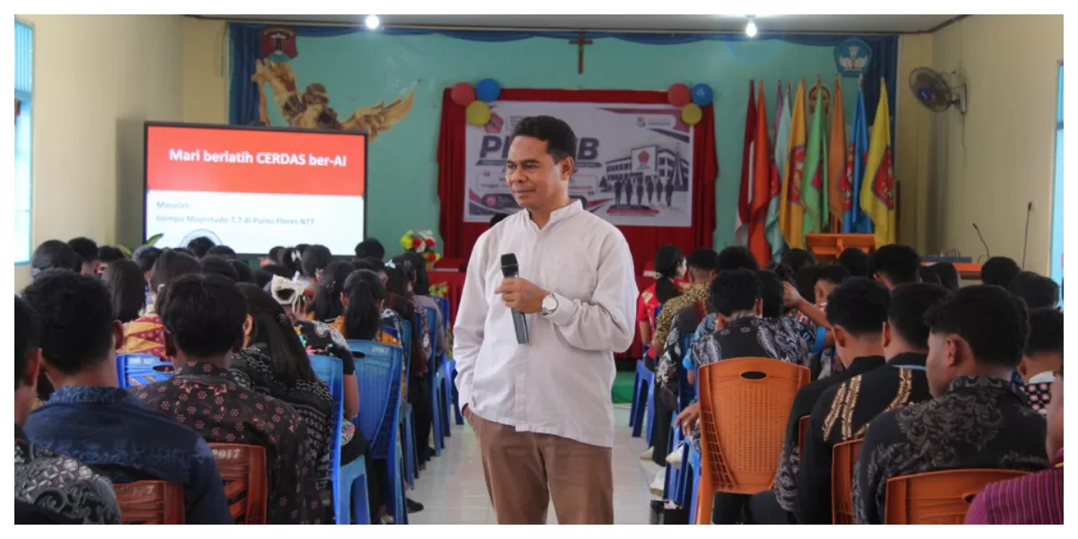 Dr. Ahmad Muhammad Kasim saat menyampaikan materi pemanfaatan AI kepada mahasiswa baru IKTL dalam kegiatan PKKMB IKTL 2026, Jumat (21/8/2026).