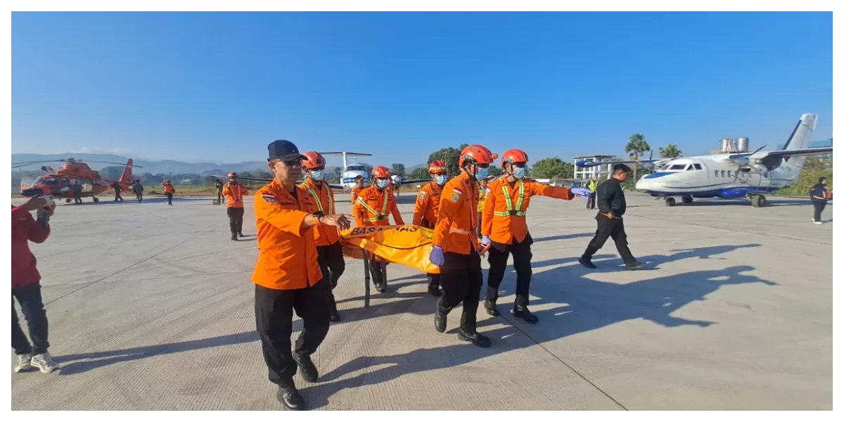 Tim SAR mengevakuasi jenazah relawan Ahmad Zaki Ali menggunakan Helikopter Dauphin Basarnas dari lokasi bencana Manggarai Timur.