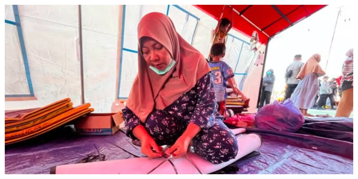 Penyintas gempa Flores mengemasi barang sebelum meninggalkan GOR Samador Maumere dan kembali ke rumah setelah melalui pemeriksaan kondisi bangunan. (Foto dok. BNPB)