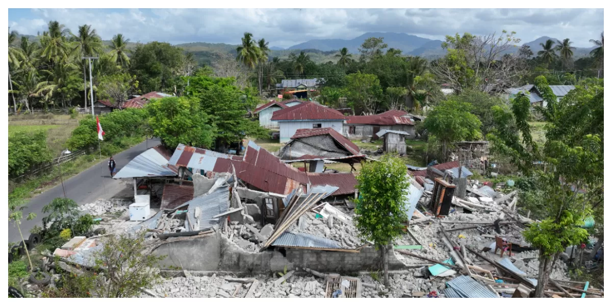 Inilah kondisi rumah warga yang rusak akibat gempa bumi M 7,7 Flores, Nusa Tenggara Timur, yang mengguncang permukiman warga. (Foto Dok. BNPB)