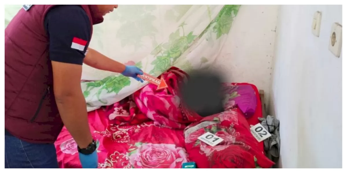 olisi melakukan olah TKP di Desa Oinlasi, TTS, setelah seorang pria ditemukan meninggal dunia dalam kamar rumahnya pada Senin. (Foto TBN Polda NTT)