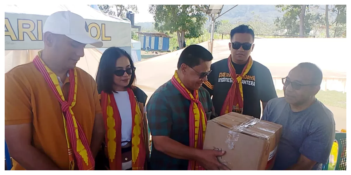 Ketua DPD Hanura NTT Refafi Gah menyerahkan bantuan pangan secara simbolis kepada warga terdampak gempa di Manggarai Timur, Selasa (25/8/2026). (Foto/ Yos Syukur)