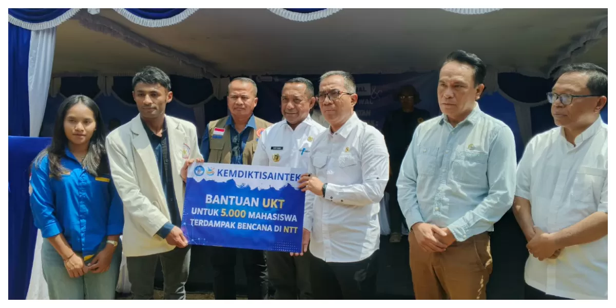 Mendiktisaintek Brian Yuliarto menyerahkan bantuan secara simbolis kepada perwakilan mahasiswa terdampak gempa di Kabupaten Manggarai, NTT. (Foto/ Tim)
