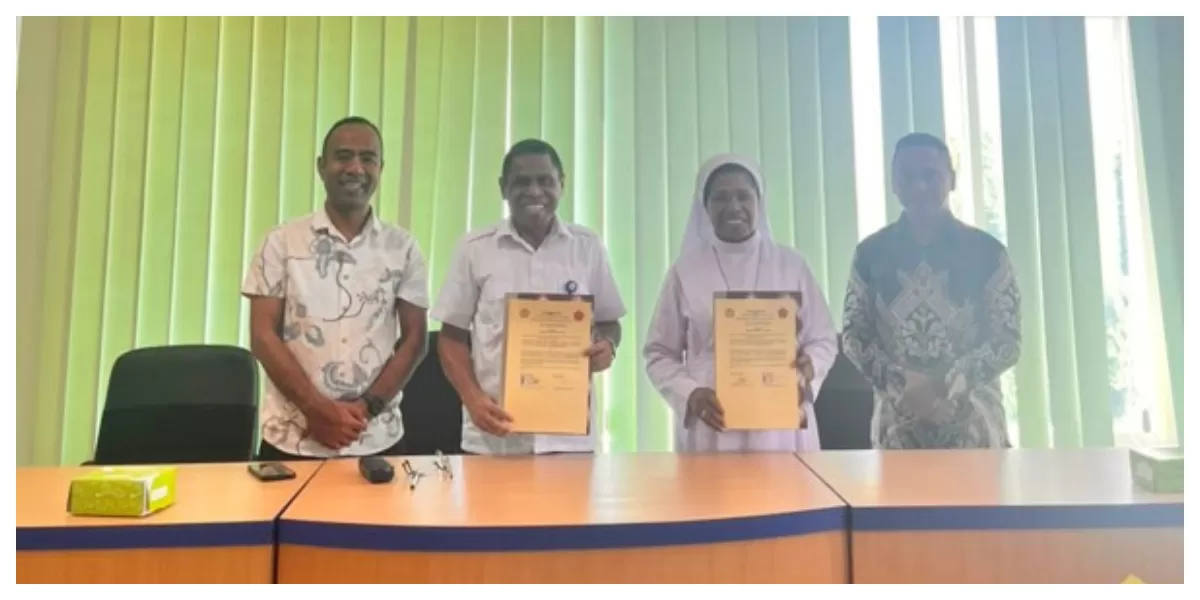 Rektor IKTL Imelda Oliva Wissang dan Rektor Unwira Stefanus Lio usai menandatangani MoU kerja sama tridharma perguruan tinggi di Kupang. (Foto/ dok. IKTL)