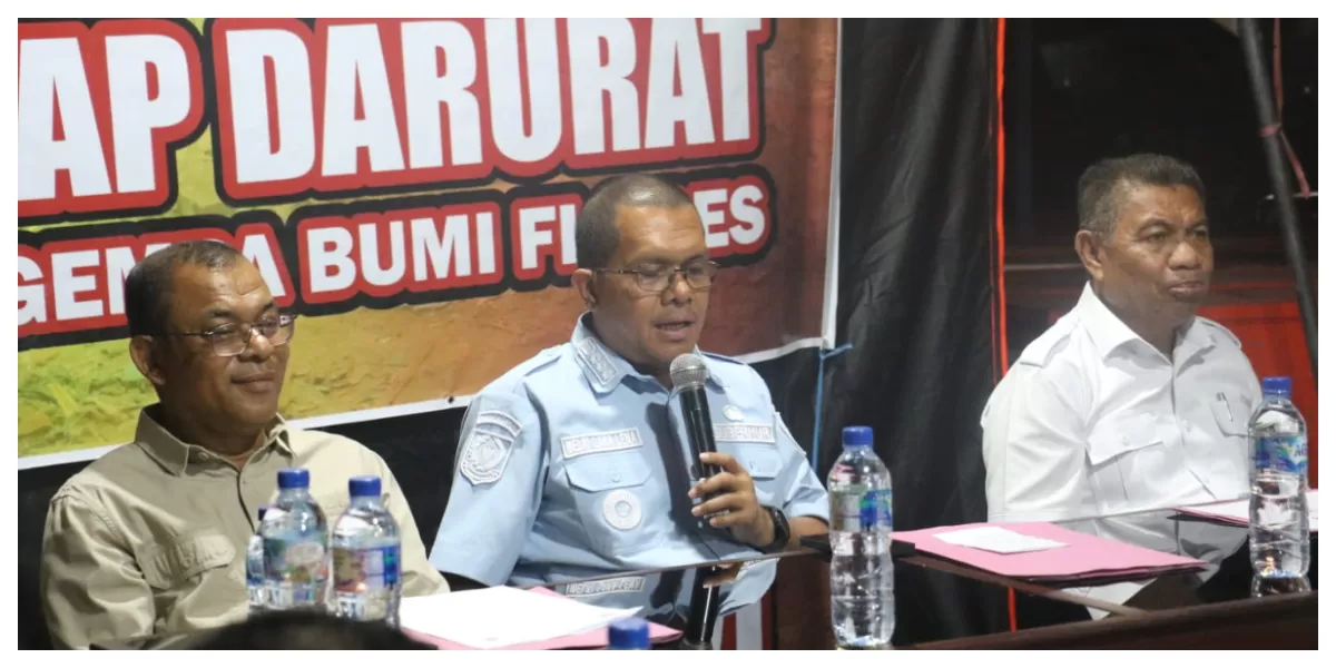 Gubernur NTT Emanuel Melkiades Laka Lena memimpin rapat koordinasi penanganan gempa Flores di Posko Tanggap Darurat BPBD Kabupaten Ende, Kamis malam. (Foto/ Baldus Sae )