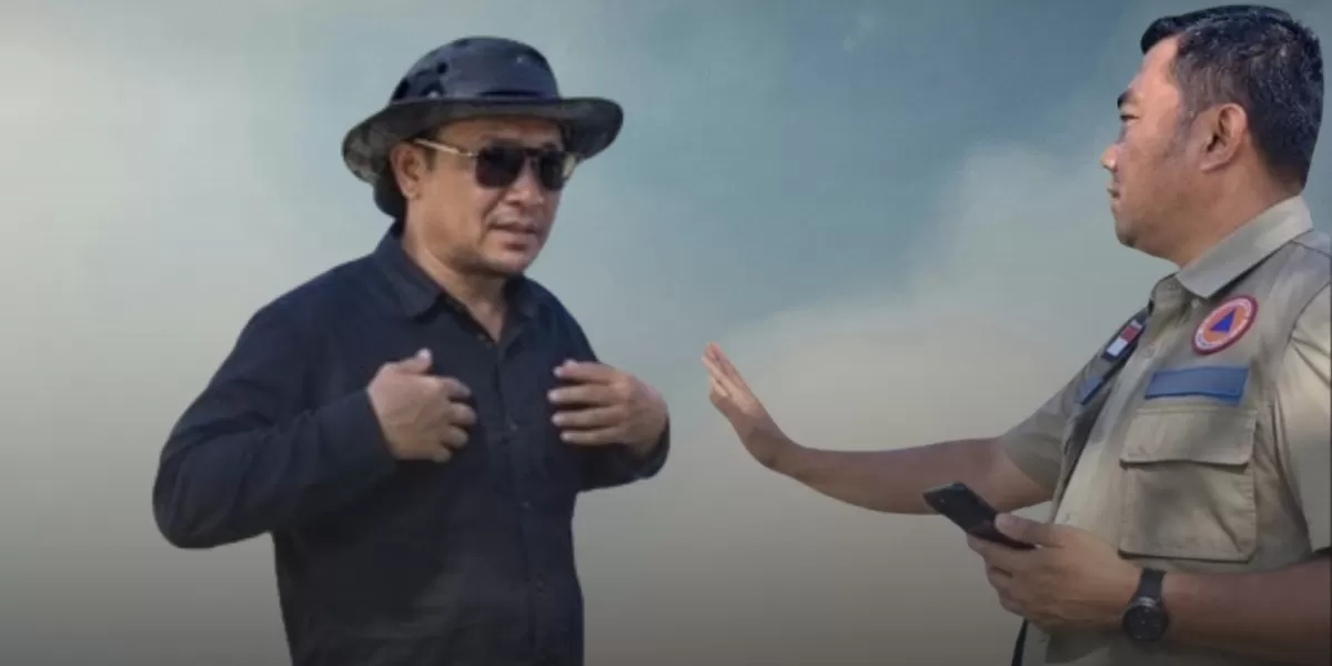 Camat Lamba Leda Utara Agustinus Supratman saat menyampaikan protes terkait distribusi bantuan gempa di Posko Logistik Damer.