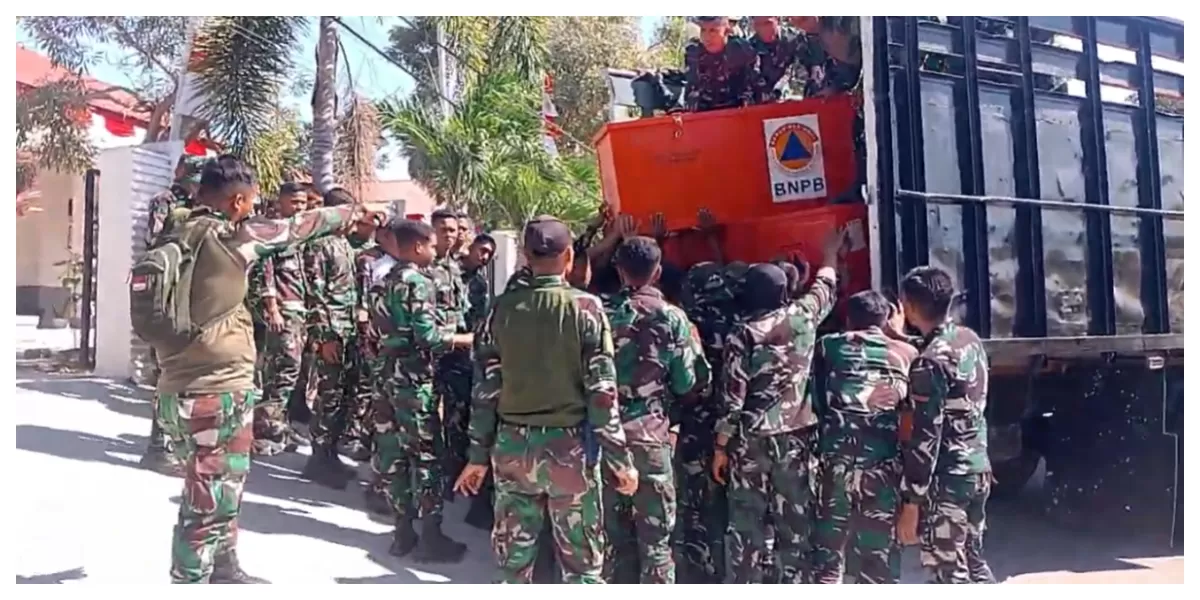  Prajurit Yonif TP 877/Biinmaffo membantu penanganan logistik bagi warga terdampak gempa di Kabupaten Manggarai Timur, Nusa Tenggara Timur. (Foto/ Yos Tyukur)