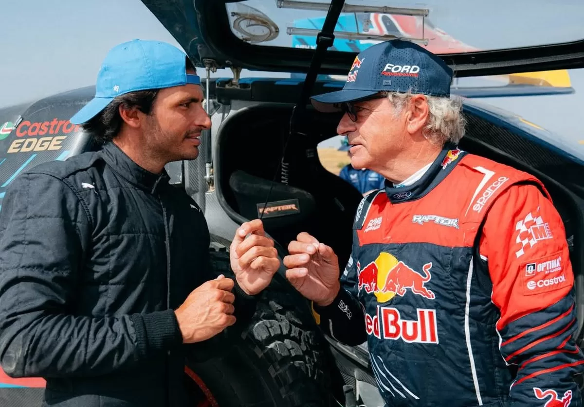 Carlos Sainz Sr (kanan) dan Jr saat bertemu di Reli Dakar 2025 (@carlossainz55)