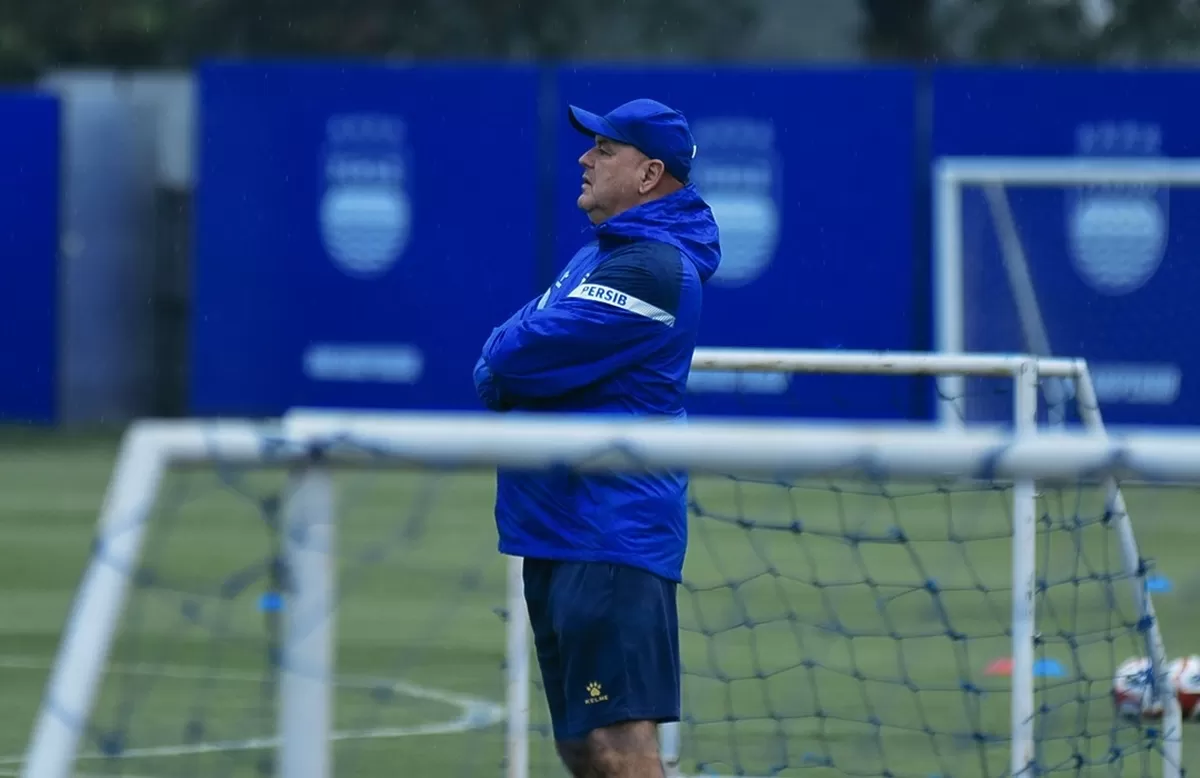 Pelatih Persib Bojan Hodak awasi pemainnya berlatih (Persib)