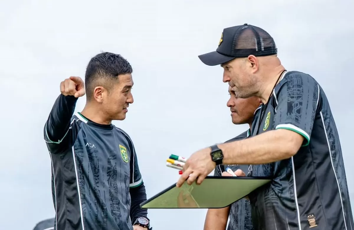 Pelatih baru Persebaya Bernardo Tavares (bertopi) berdiskusi dengan asisten pelatih (@officialpersebaya)