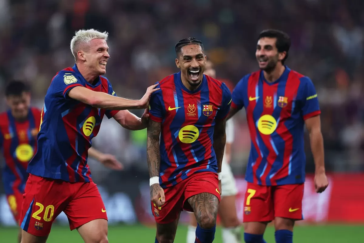 Raphinha mencetak dua gol dari titik penalti saat Barcelona menghancurkan Sevilla 5-2.