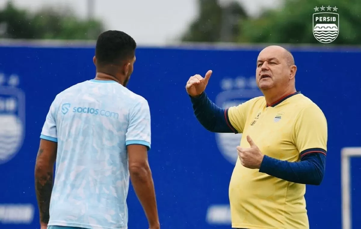 Bojan Hodak memberikan instruksi saat latihan skuat Persib (Persib)