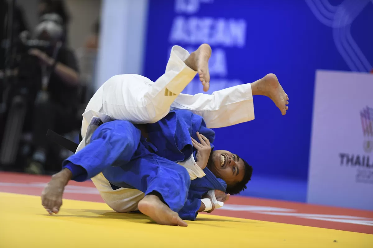 Atlet Para Judo Indonesia Sahrul Sulaiman (kanan) membanting Atlet Judo Vietnam Tran V (kiri) dalam kategori Men's Individual -64 kg ASEAN Para Games 2025 di Hall The Mall Korat, Nakhon Ratchasima, Thailand, Selasa (22/1/2026). (Yoma Times Suryad)