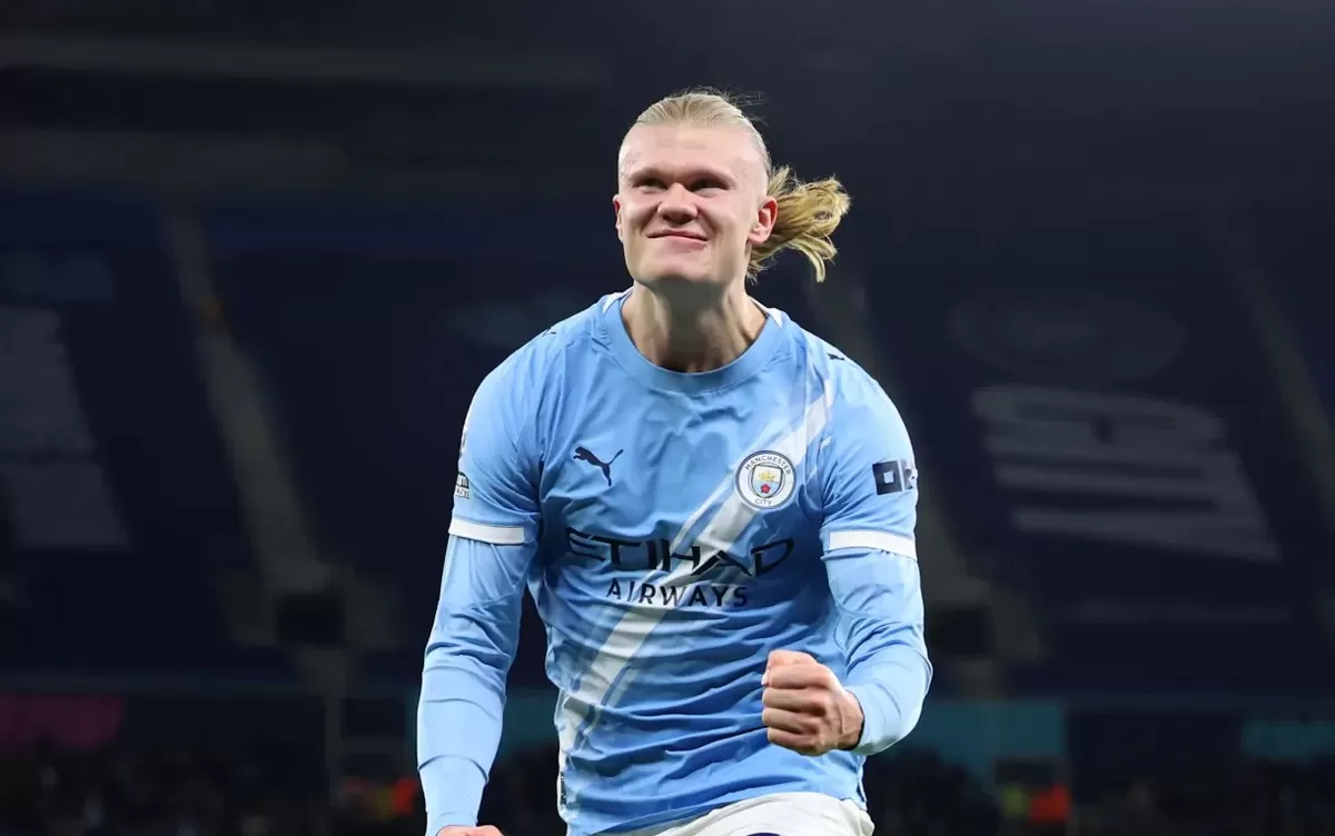 Erling Haaland menikmati bakso di sebuah kafe kecil.