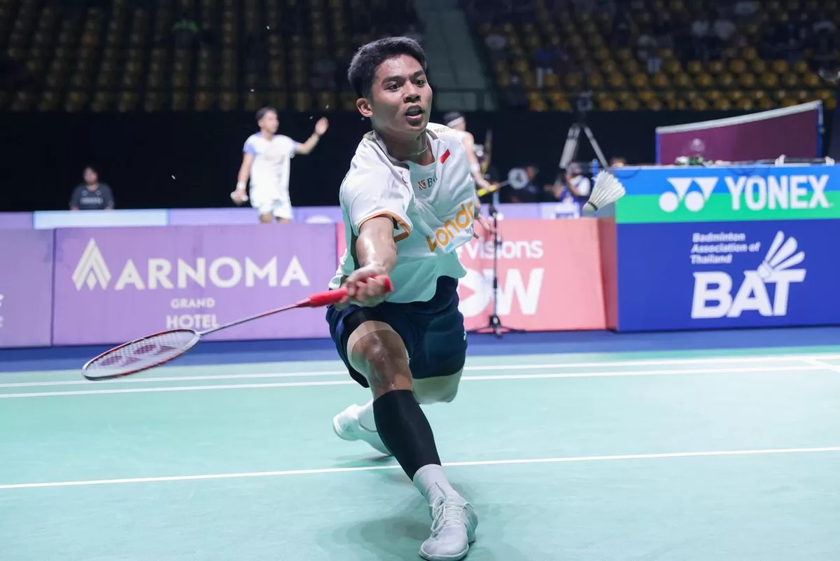 Moh Zaki Ubaidillah membuka asa tunggal putra Indonesia meraih gelar Thailand Masters 2026, setelah memenangi all Indonesia semifinal melawan kompatriotnya, Alwi Farhan.  (PBSI)