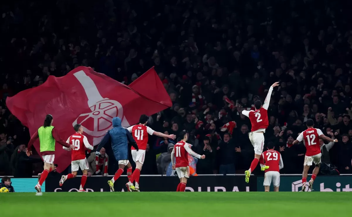 Arsenal 5 poin di depan rival terdekat mereka, Manchester City (59 poin).