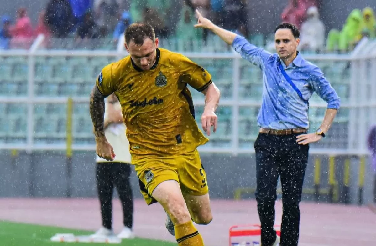 Pelatih Bhayangkara FC Paul Munster beri instruksi ke pemainnya sepanjang pertandingan melawan Borneo FC (@bhayangkarafc)