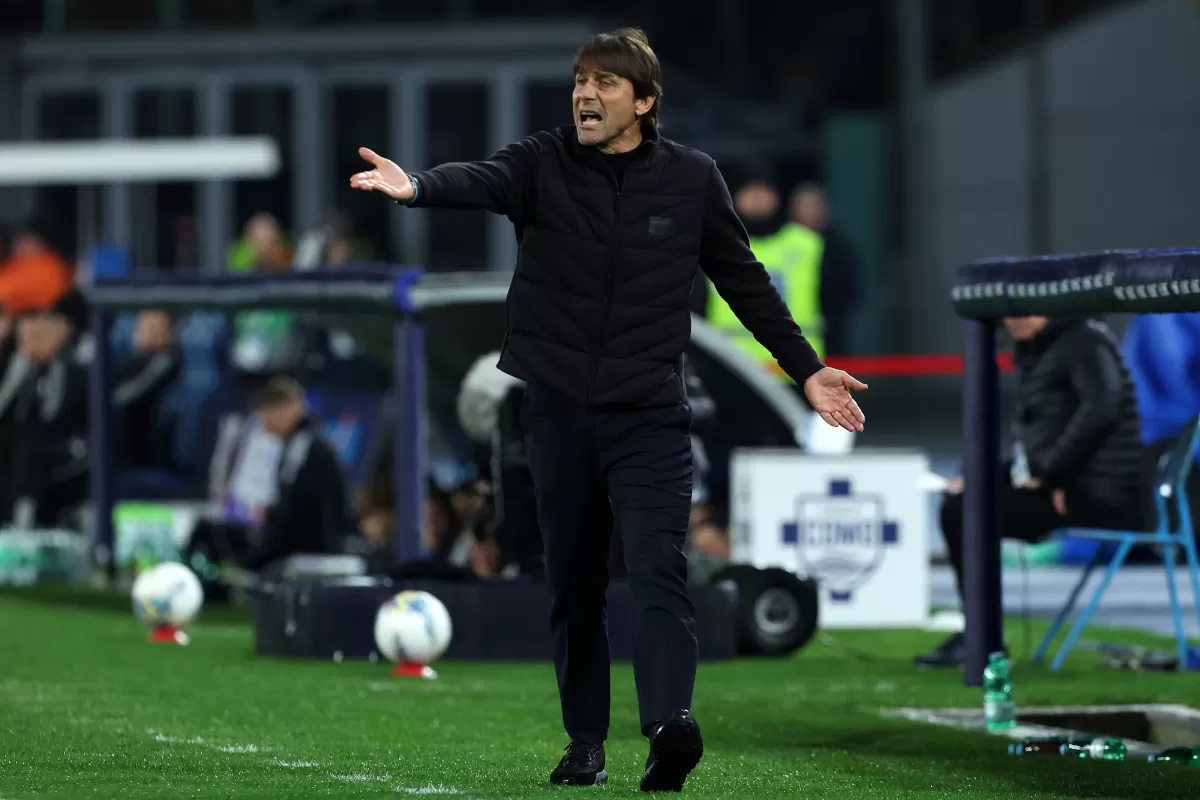 Antonio Conte marah besar kepada wasit saat Napoli disingkirkan Como di Coppa Italia.