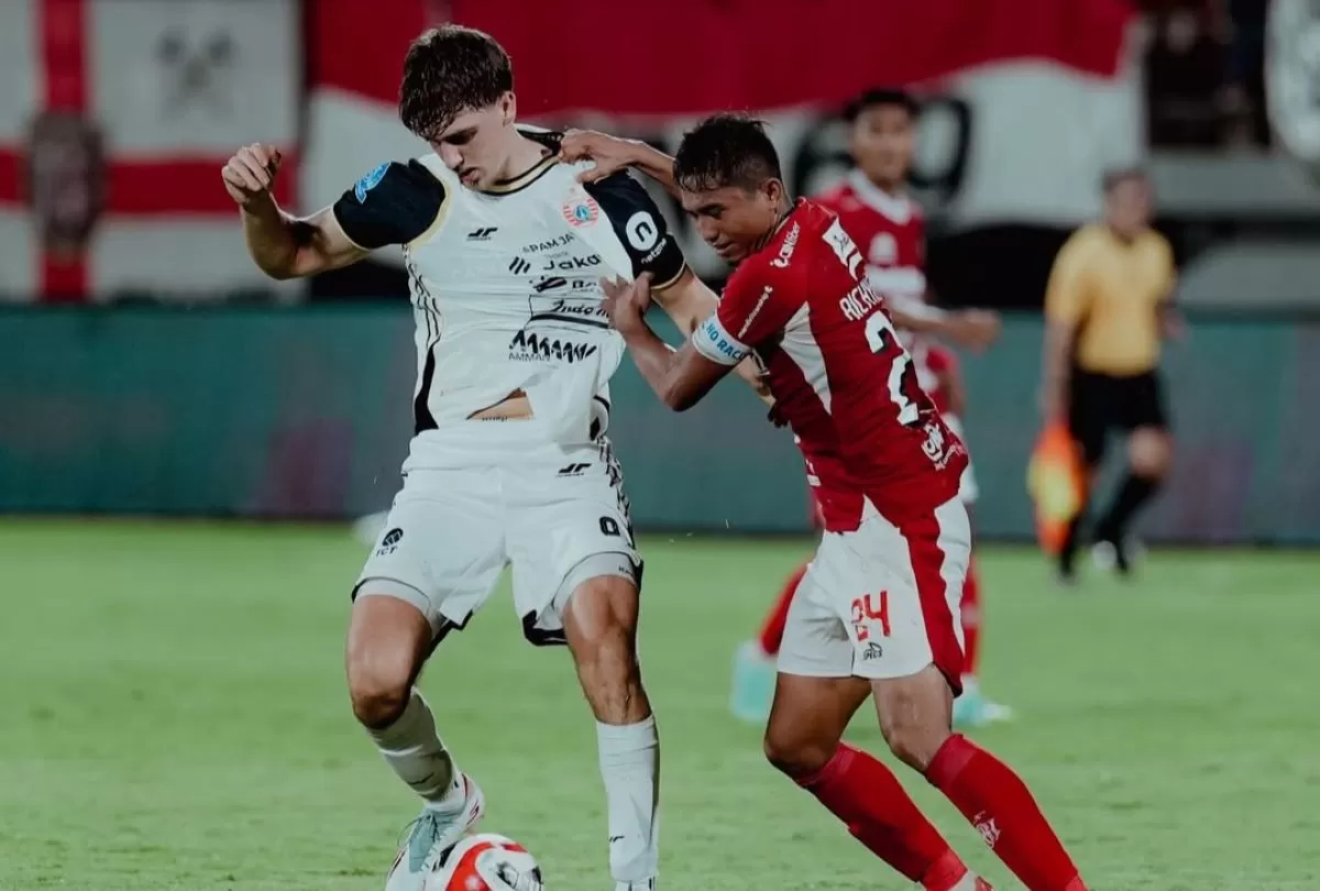 Striker Persija Mauro Ziljstra (kiri) berduel dengan pemain Bali United FC Ricky Fajrin (Persija)