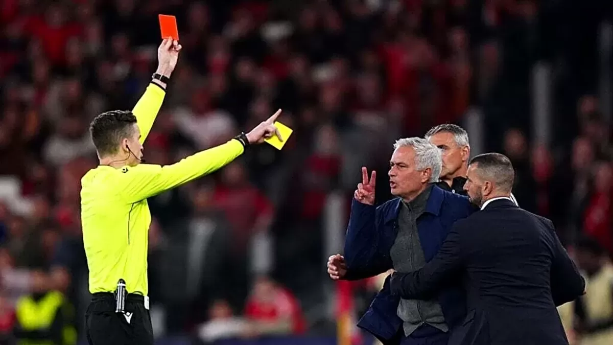Jose Mourinho terima kartu merah saat Benfica melawan Real Madrid di play-off 16 besar Liga Champions 2025/26. (Getty Images)