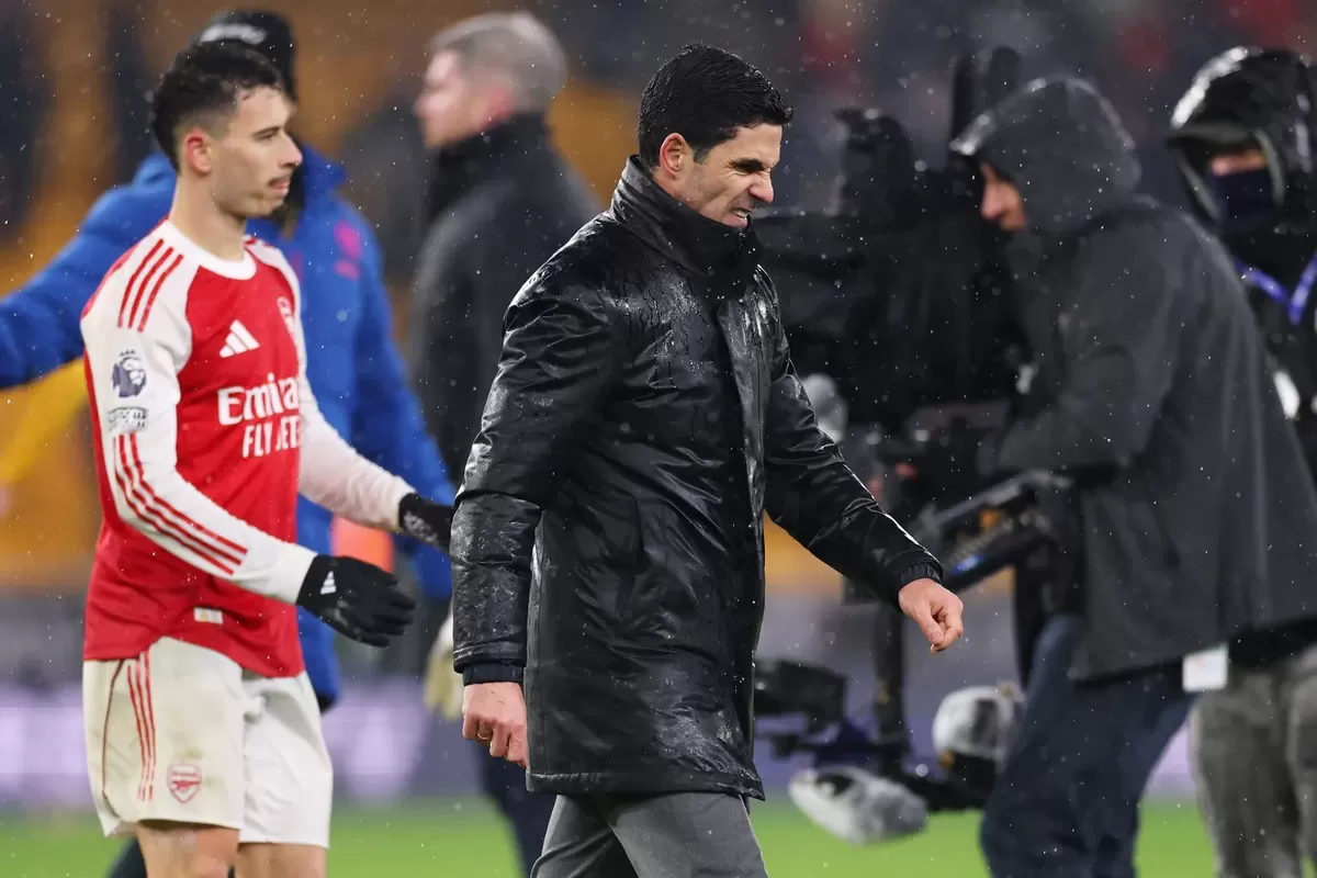Mikel Arteta mendesak tim Arsenal-nya untuk 'berdiri tegak' di tengah masa sulit mereka di liga.