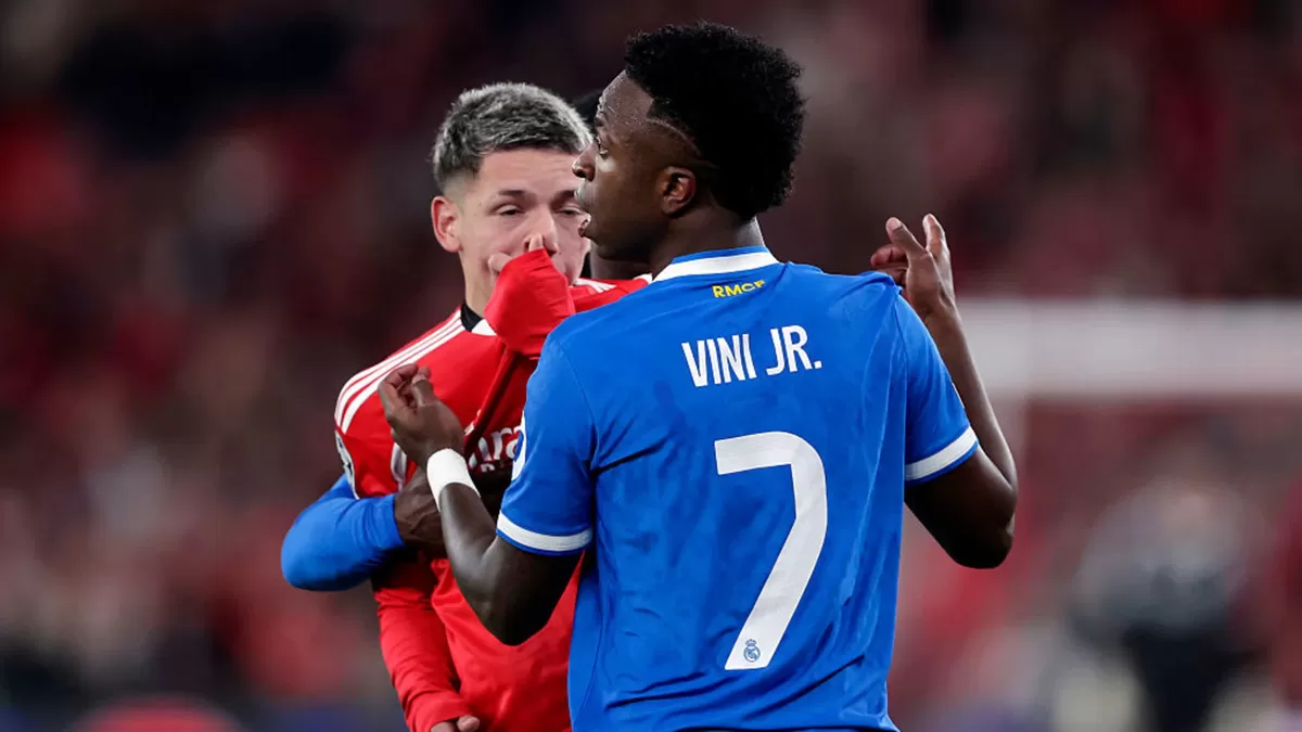 Gianluca Prestianni (kiri) diduga melontarkan kata-kata rasial kepada Vinicius Junior.  (Eric Verhoeven)