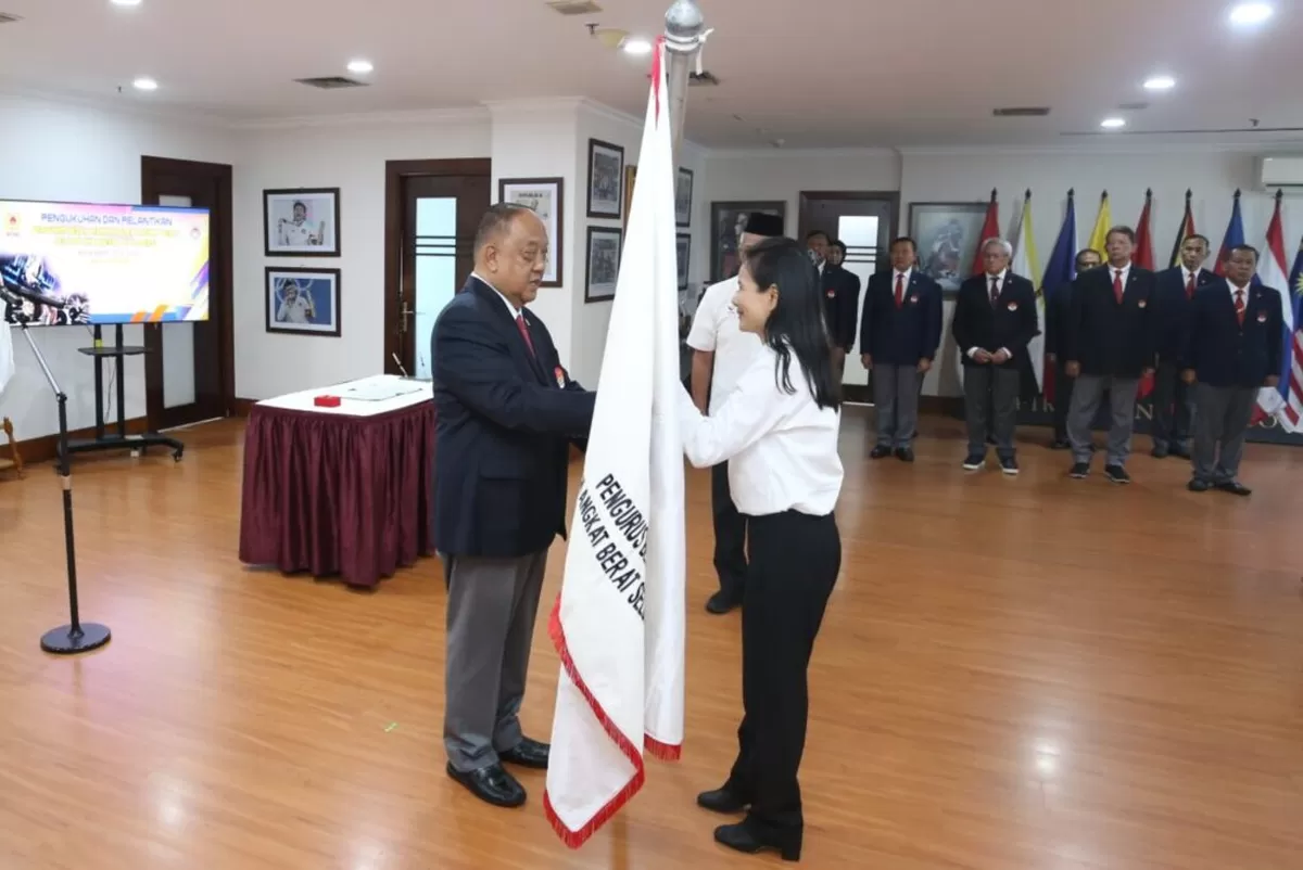 Ketua Umum KONI Pusat, Letjen TNI (Purn) Marciano Norman, resmi mengukuhkan dan melantik jajaran PB PABERSI (angkat berat) periode 2024-2028 dipimpin Anna Maria.  (KONI Pusat)