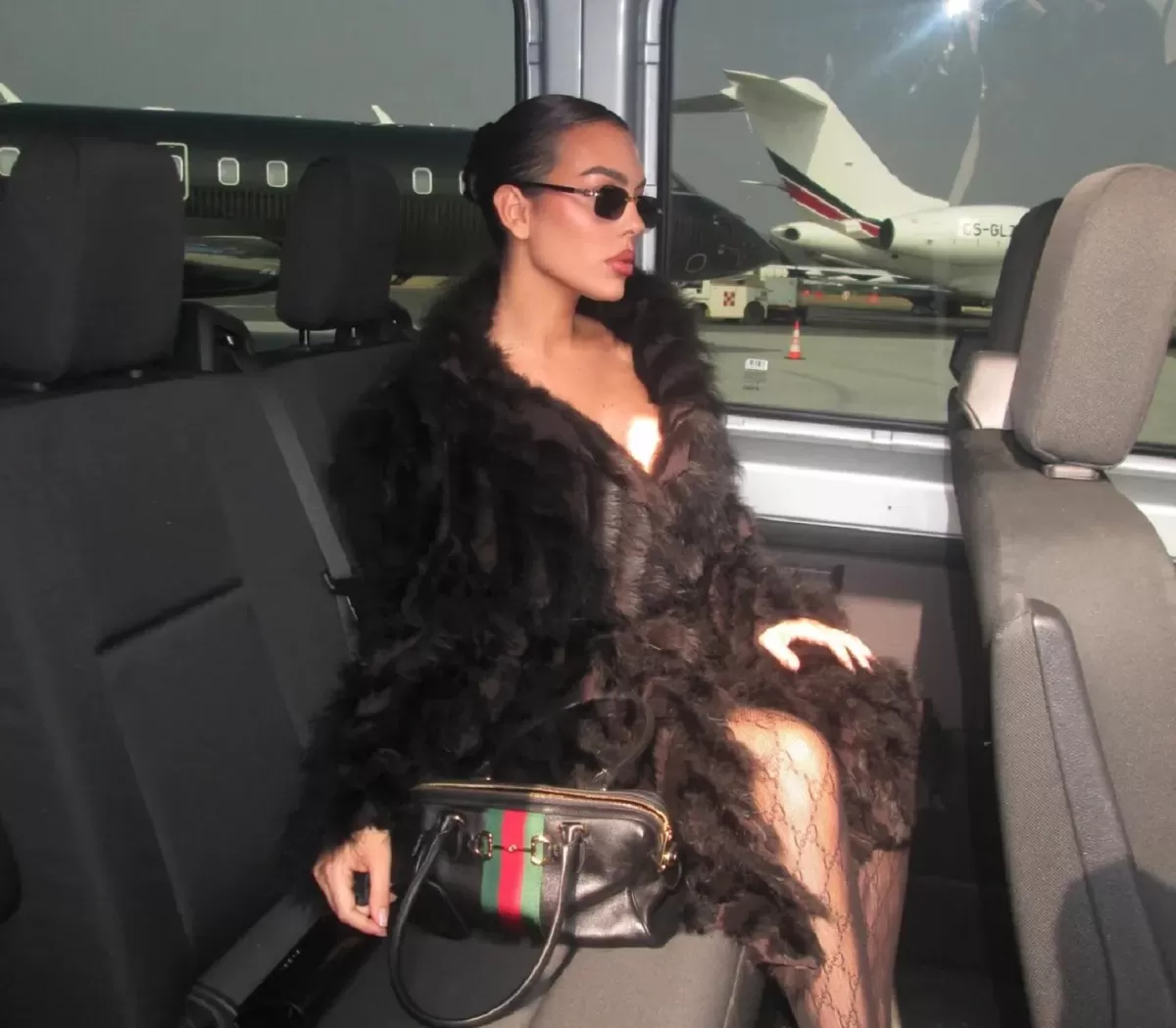 Georgina Rodriguez terbang dari Arab Saudi ke Milan untuk sebuah peragaan busana.