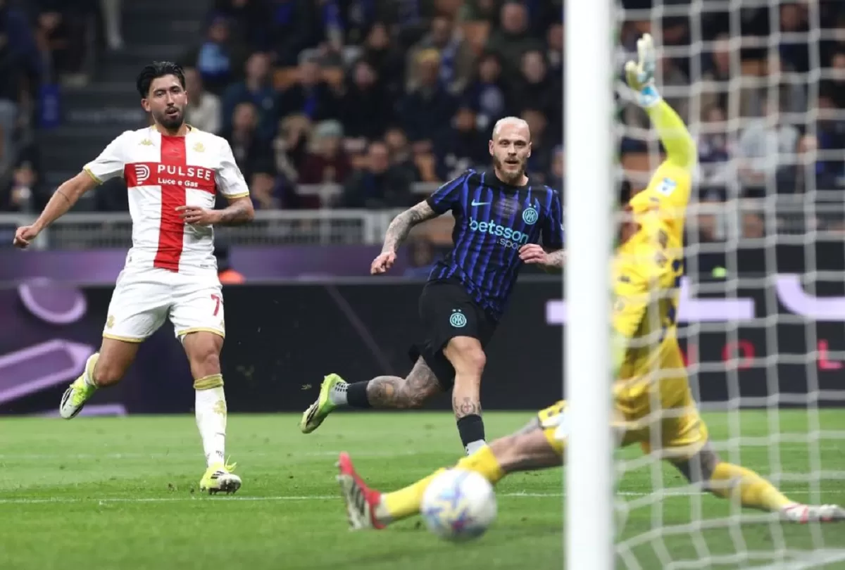 Gol fantastis Federico Dimarco mengantar kemenangan Inter atas Genoa 2-0.