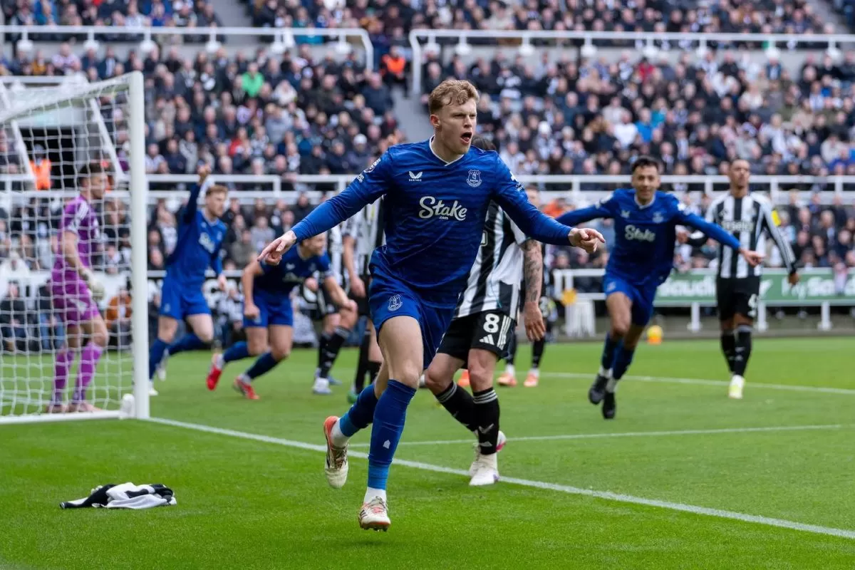 Jarrad Branthwaite buka gol pertama untuk Everton saat mengalahkan Newcastle United (Everton)