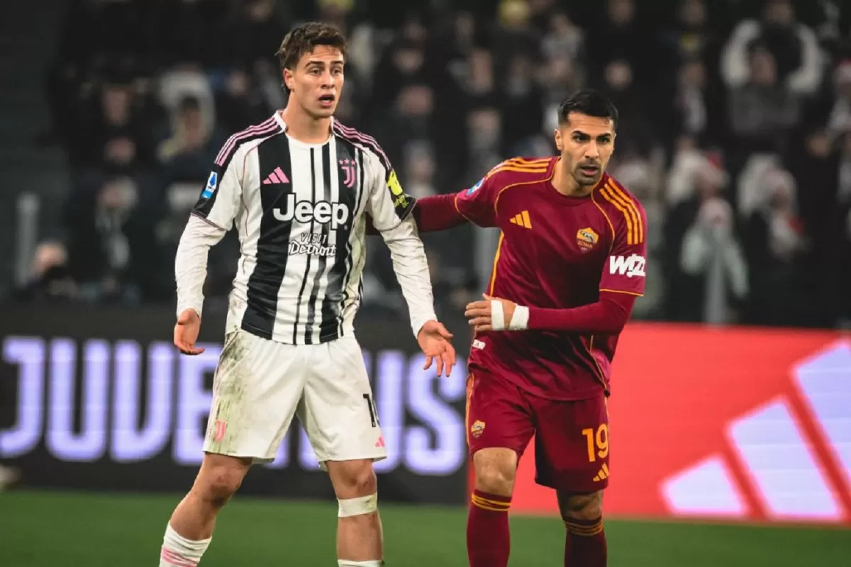 Kenan Yildiz dari Juventus dan bek Roma Zeki Celik berhadapan di Turin. (@officialasroma)