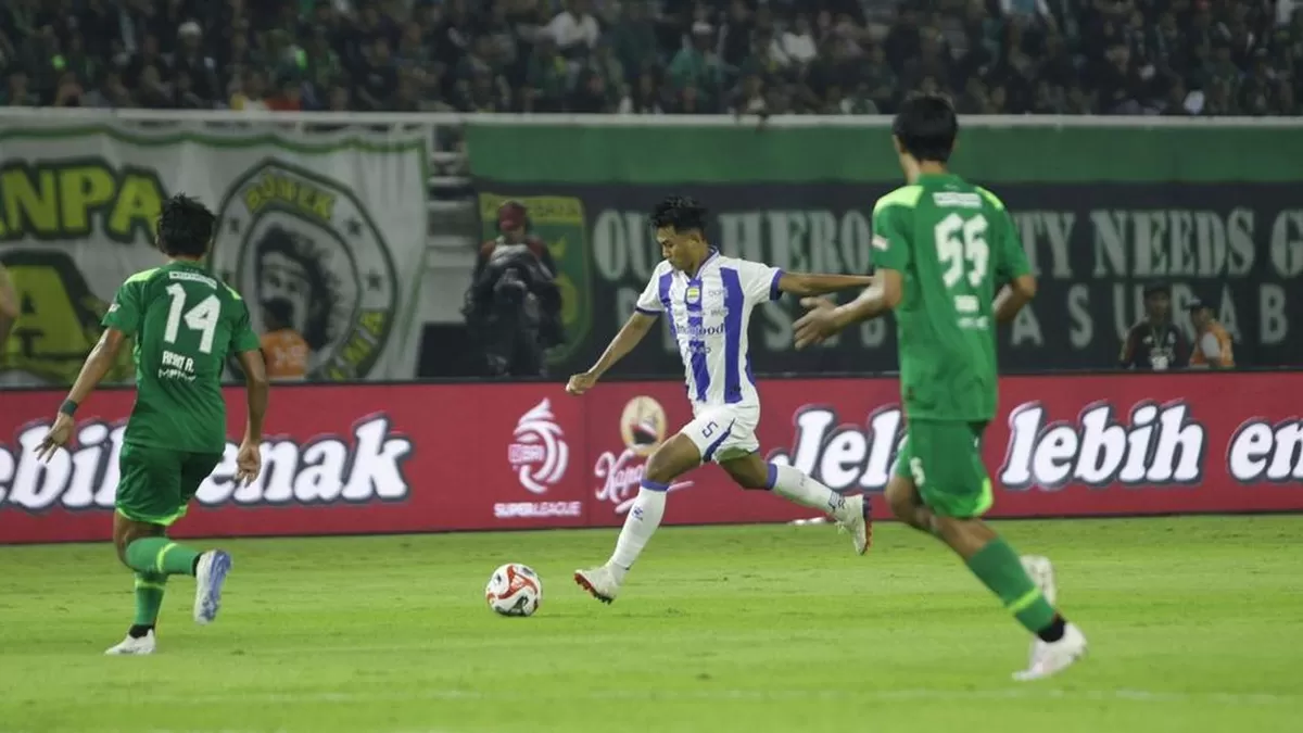 Pertandingan Persebaya vs Persib di Super League 2025/26. (Persib)