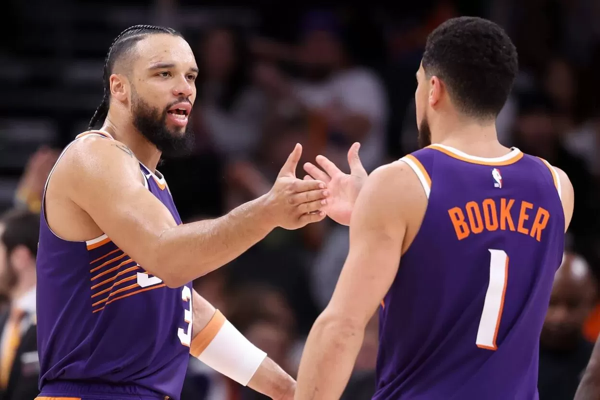 Devin Booker dan Dillon Brooks, dari rival menjadi fondasi kekuatan Phoenix Suns.  (NYTimes)