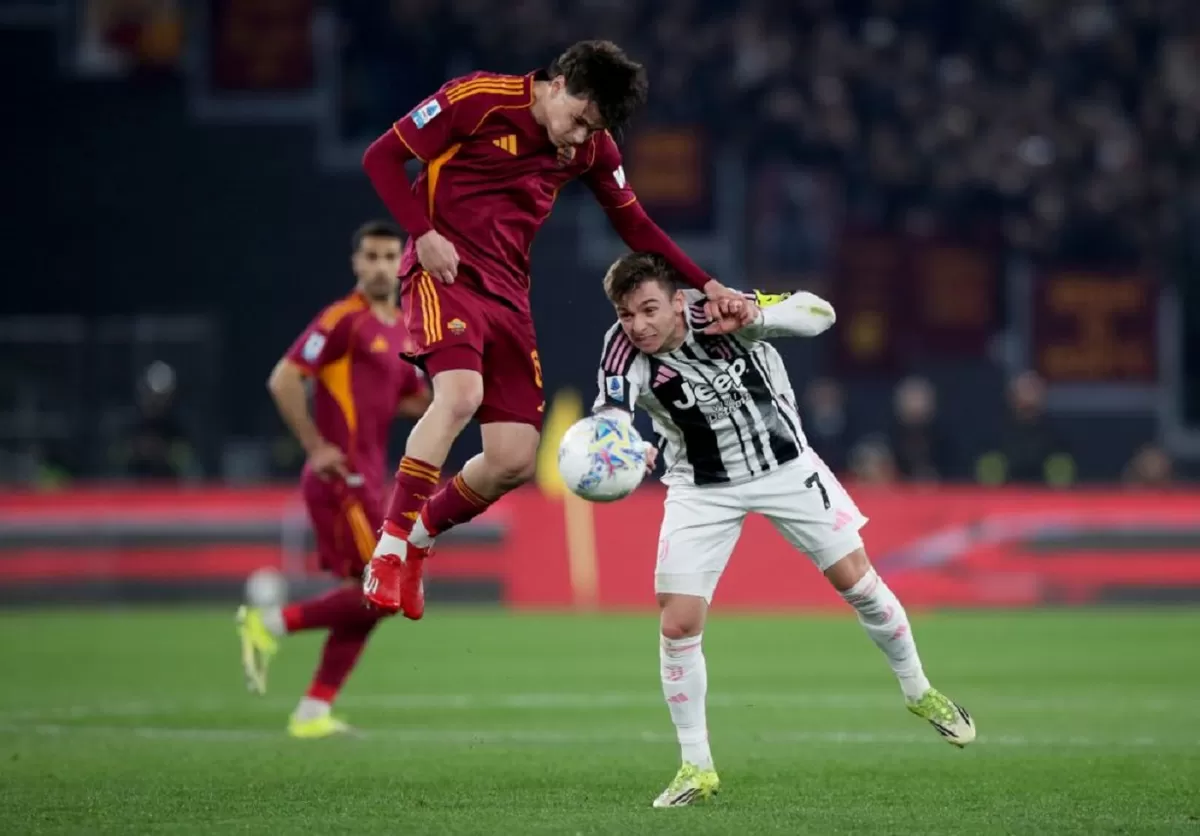 Niccolo Pisilli (kiri) terpilih sebagai pemain terbaik pertandingan Roma vs Juventus.