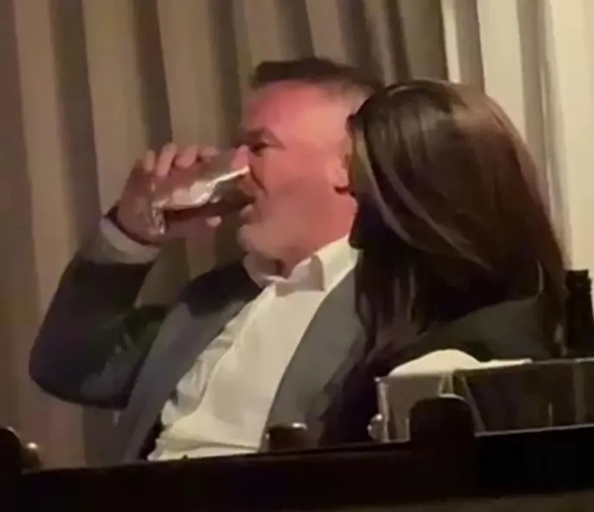 Wayne Rooney ditemani wanita misterius sedanga menenggak minuman beralkohol.