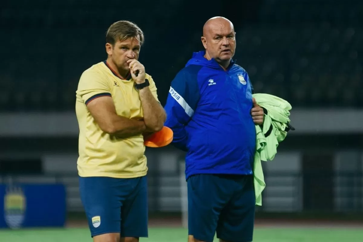 Bojan Hodak dan asisten pelatih Igor Tolic (Persib)