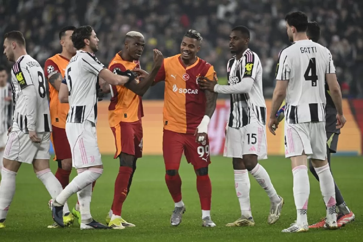 Victor Osimhen dari Galatasaray bereaksi terhadap Federico Gatti dari Juventus FC selama pertandingan leg kedua babak gugur Liga Champions.