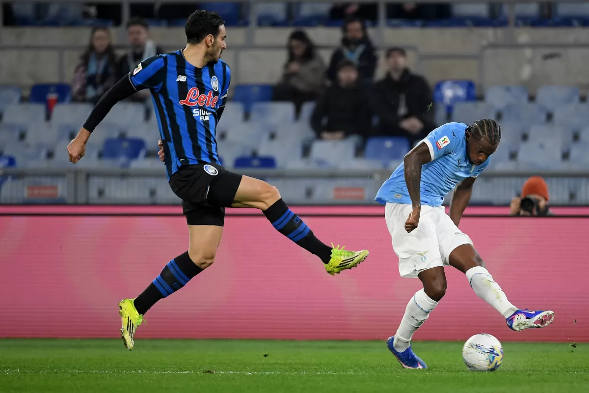 Nuno Tavares dari SS Lazio beraksi selama pertandingan Coppa Italia antara SS Lazio dan Atalanta BC di Stadion Olimpico pada 4 Maret 2026 di Roma, Italia.
