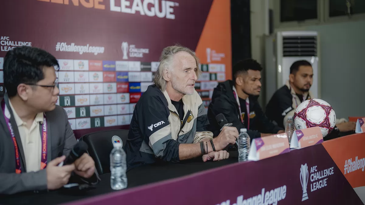 Pelatih Dewa United, Jan Olde Riekerink dan pemai Ricky Kambuaya saat jumpa pers jelang laga lawan Manila Digger, Rabu (4/3). (Dewa United)