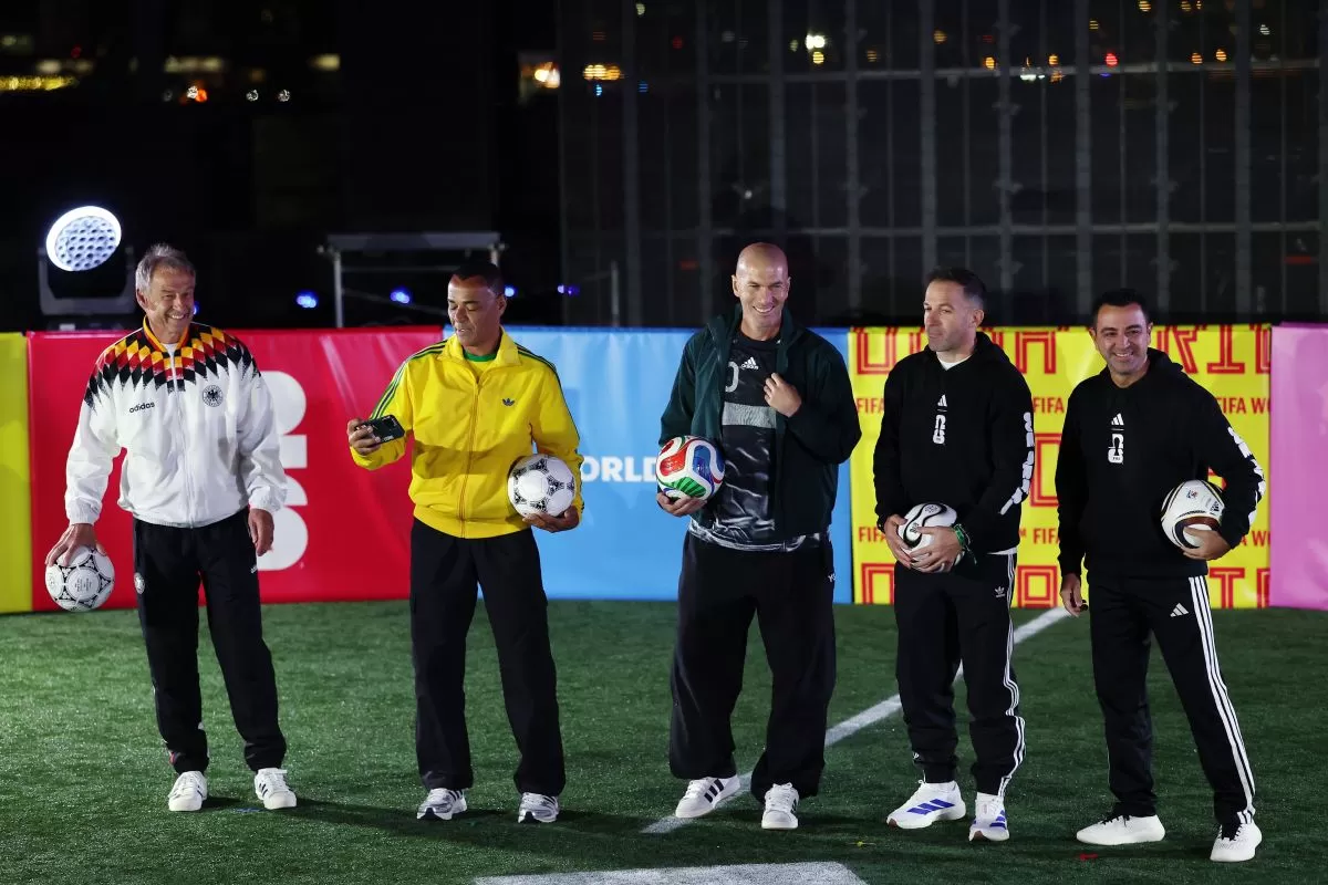 Xavi Hernandez (kanan) dalam acara peluncuran resmi bola pertandingan Piala Dunia 2026.