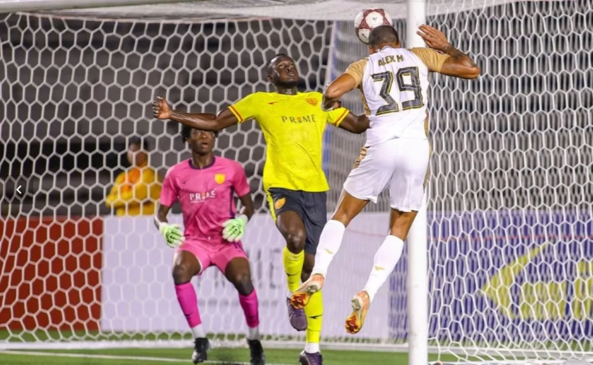 Alex Martins mencoba menjebol gawang Manila Digger di leg pertama perempat final AFC Challenge League 2025/26 (AFC)